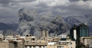 Israel lança novo ciclo de bombardeios contra alvos do regime iraniano em Teerã