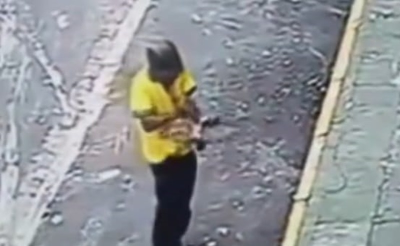 Homem é detido após matar e comer pombo em praça pública Homem é detido após matar e comer pombo em praça pública