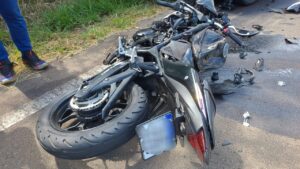 Motociclista de 20 anos morre em acidente envolvendo jipe próximo a tirolesa, em rodovia de São Pedro
