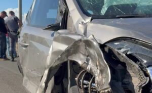 Carro colide contra defensa metálica e capota em rodovia de Piracicaba