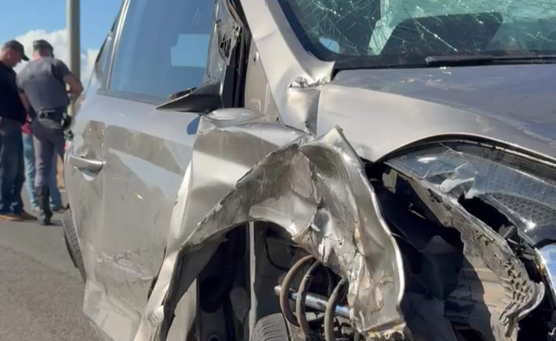 Carro colide contra defensa metálica e capota em rodovia de Piracicaba