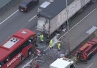 Acidente entre ônibus e caminhão deixa um morto e vários feridos na Fernão Dias