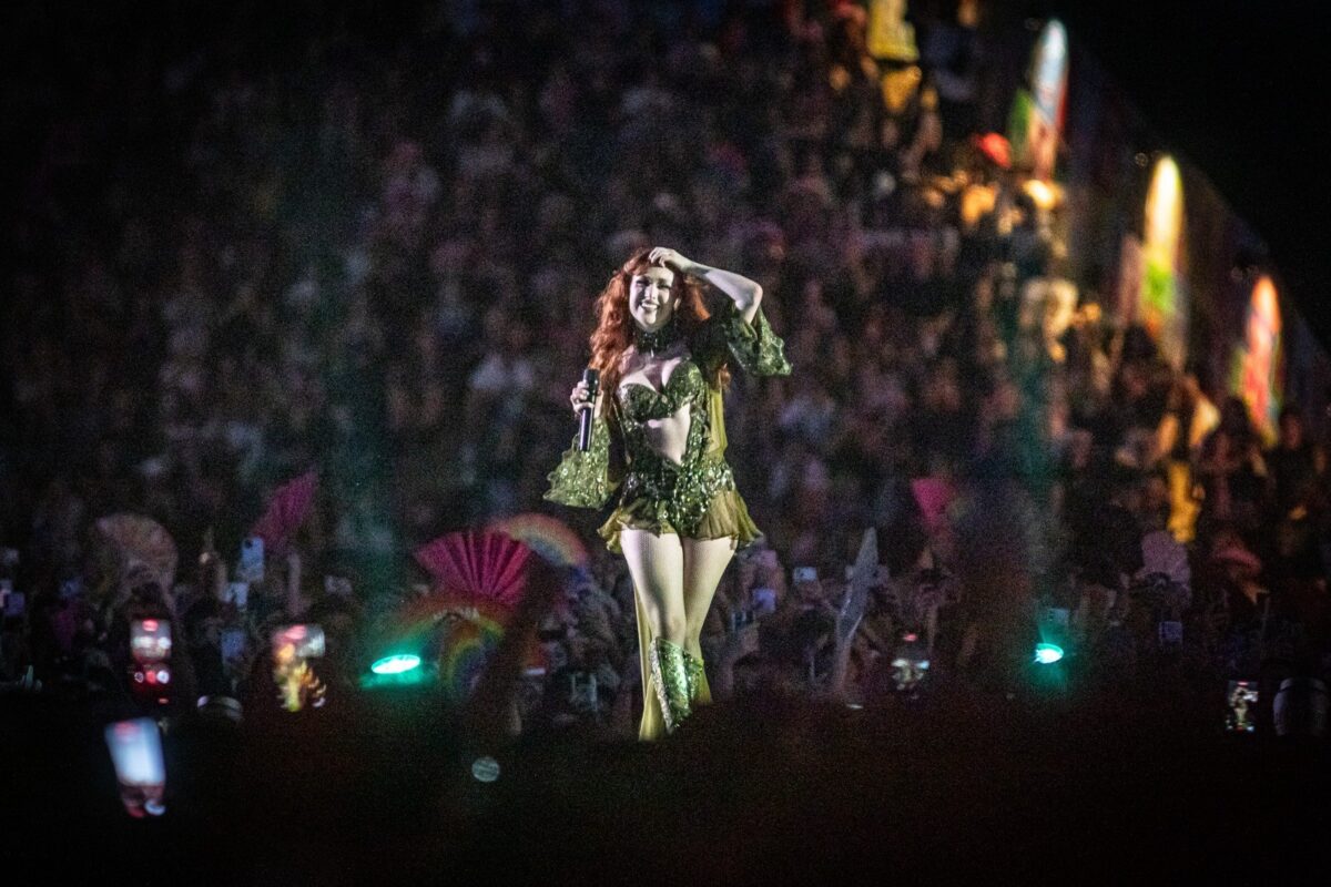 Chappell Roan faz show no Lolla após polêmica com Jorginho