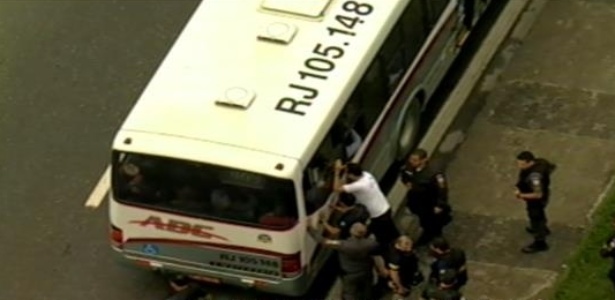 Passageiros são feitos reféns em assalto à ônibus no Rio de Janeiro
