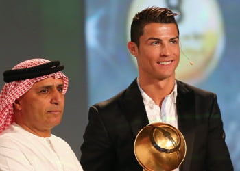 Cristiano Ronaldo recebendo o troféu em Dubai.