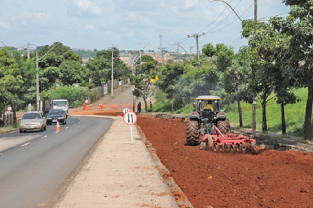 Obras na avenida Antônio Mendes de Barros Filho avançam para outra pista em Piracicaba