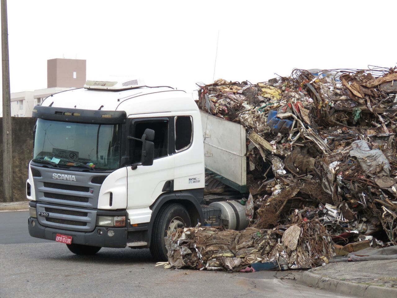 Carga de caminhão não aguenta curva e tomba em Piracicaba