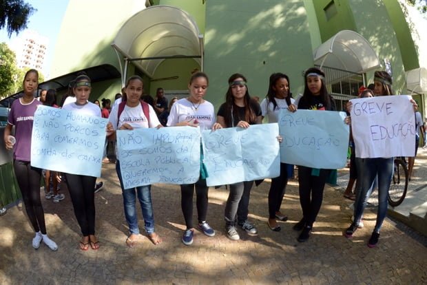 Alunos de escolas públicas protestam para reivindicar melhorias em Piracicaba
