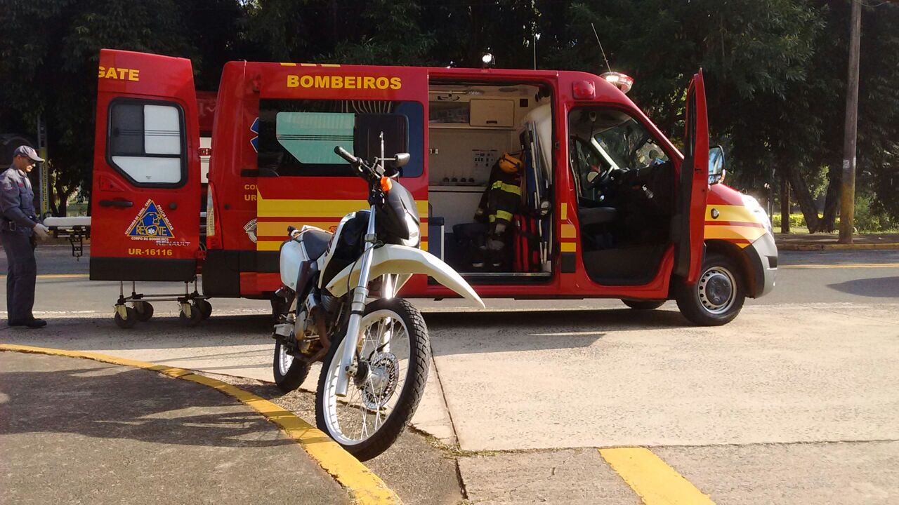 Acidente entre moto e carro deixa um ferido na frente da Prefeitura de Piracicaba