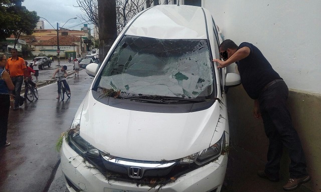 Correnteza arrasta carro no centro de Piracicaba durante enchente