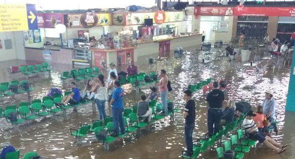Enxurrada alaga tudo e passageiros sobem em cadeiras na Rodoviária de Piracicaba