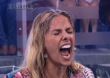 Galisteu leva banho de Rodrigo Faro na estreia do "Domingo da Gente"