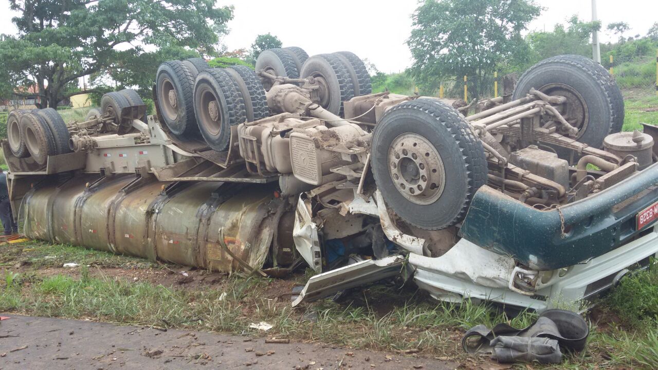 Caminhão tomba nesta manhã (04), em Piracicaba
