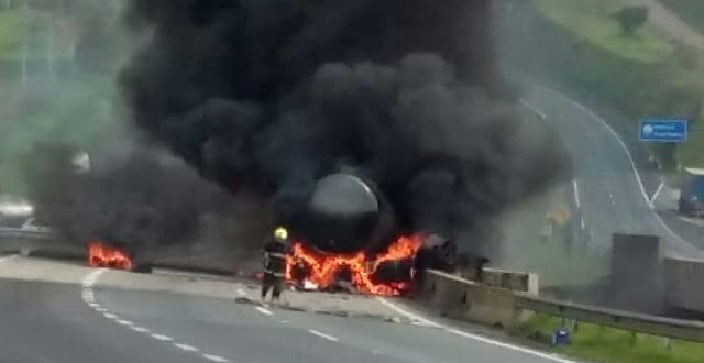 Motorista fica gravemente ferido após caminhão pegar fogo