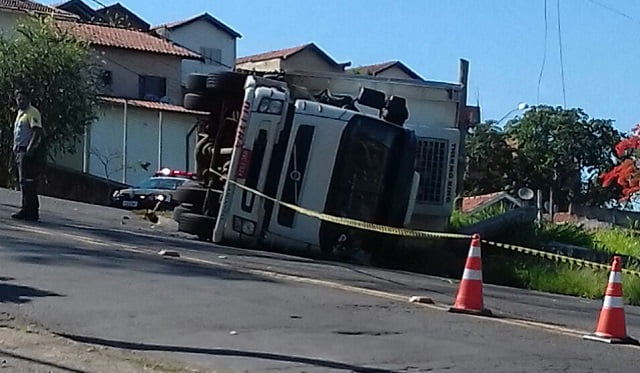Caminhão tomba, derruba poste e deixa casas sem energia em Piracicaba