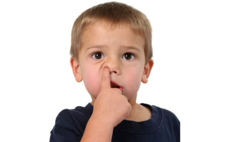 Professor diz que comer meleca de nariz faz bem