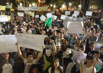 Manifesto foi liderado por alunos da USP e deverÃ¡ ganhar mais ediÃ§Ãµes em cidade do interior do estado de SÃ£o Paulo.