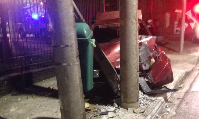 Carro bate em poste da Avenida Centenário, em Piracicaba
