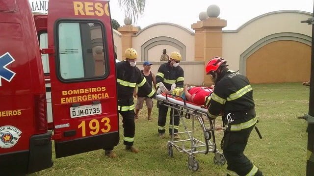 Fotos: Carro capota na estrada velha de Tupi, em Piracicaba