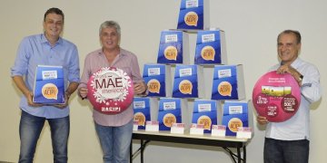 Mauricio Benato, diretor do departamento de Promoções, Paulo Roberto Checoli, presidente, e Luiz Carlos Furtuoso, vice-presidente da Acipi - Foto: Divulgação