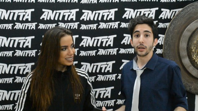 Anitta concede entrevista ao Felipe Gonçalves (Foto: Reprodução/Youtube)