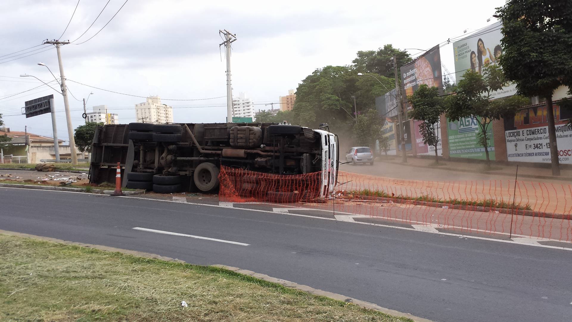 Caminhão tomba em curva da Centenário, em Piracicaba