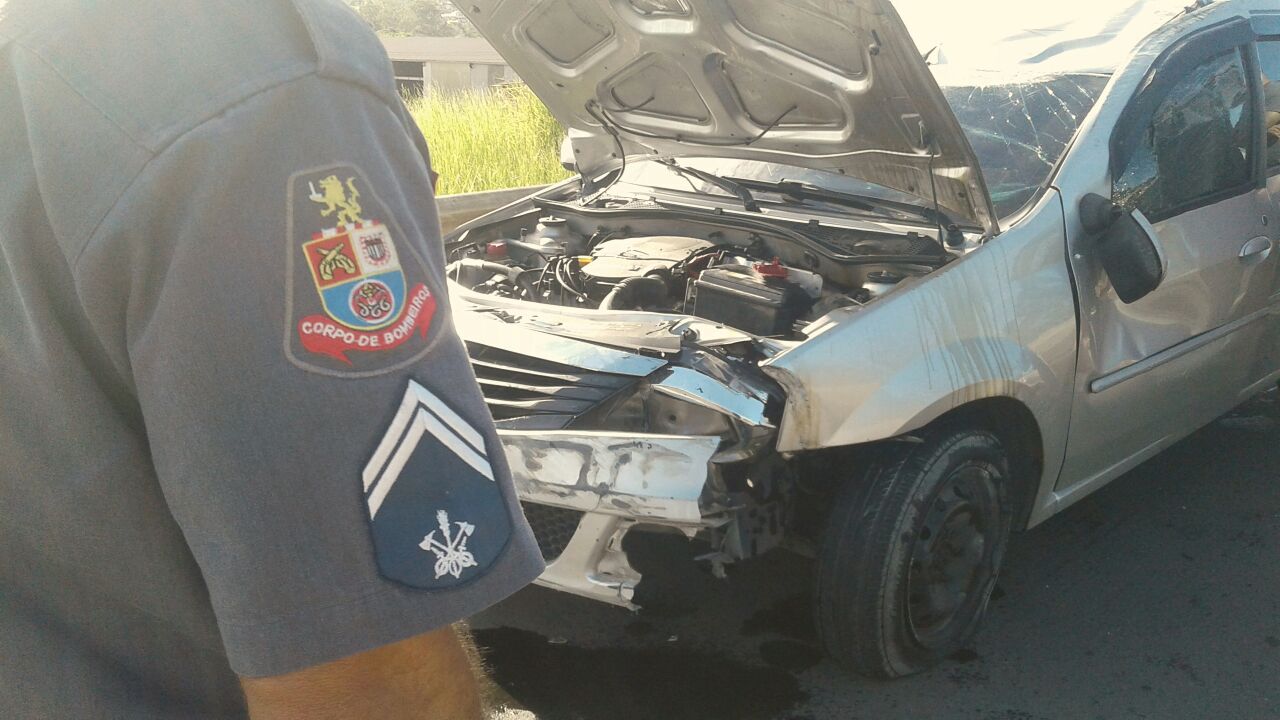 Carro capota e provoca congestionamento em Piracicaba