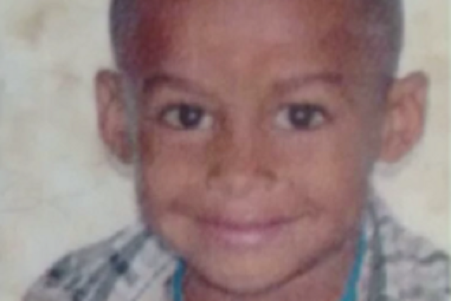 Menino de quatro anos morre afogado em buraco de obra parada