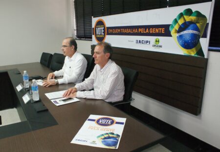 Angelo Frias Neto, da Acipi, e Arnaldo Bortoletto, da Coplacana, divulgam a campanha â€œEleitores Unidos â€“ vote conscienteâ€ (Foto: DivulgaÃ§Ã£o / ACIPI)