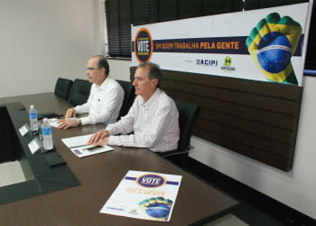 Angelo Frias Neto, da Acipi, e Arnaldo Bortoletto, da Coplacana, divulgam a campanha “Eleitores Unidos – vote consciente†(Foto: Divulgação / ACIPI)