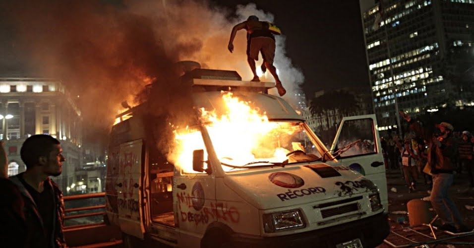 Manifestação: Manifestantes em SP queimam o Carro da TV Record