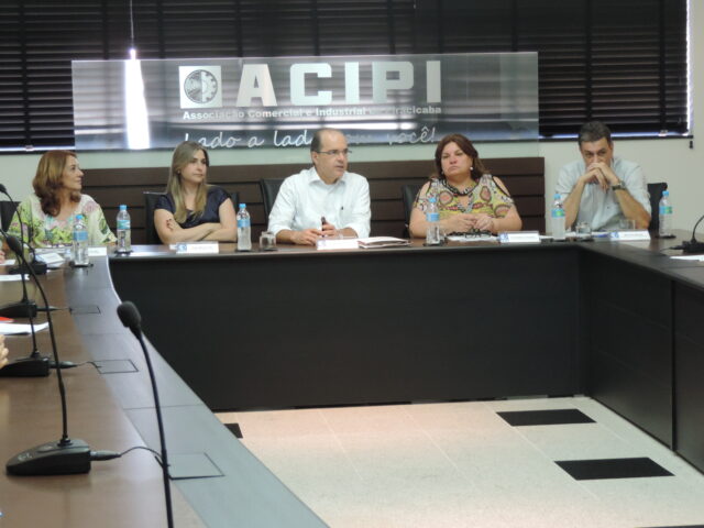 Selma Ferrato, Rose Massarutto, Angelo Frias Neto, Rosangela Camolese e MaurÃ­cio Benato apresentam programaÃ§Ã£o do Luz & Arte 2014 - Foto: DivulgaÃ§Ã£o / Acipi