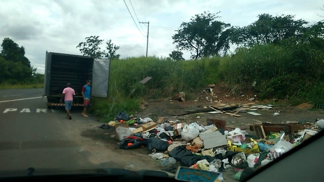 Empresa de eventos é flagrada jogando lixo em terreno de Piracicaba