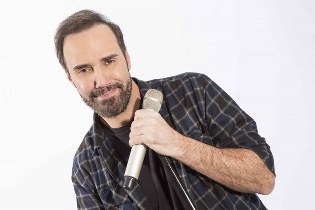 Diogo Portugal, do “Luciana by Night”, faz sessão de fotos no Shopping Rio Claro