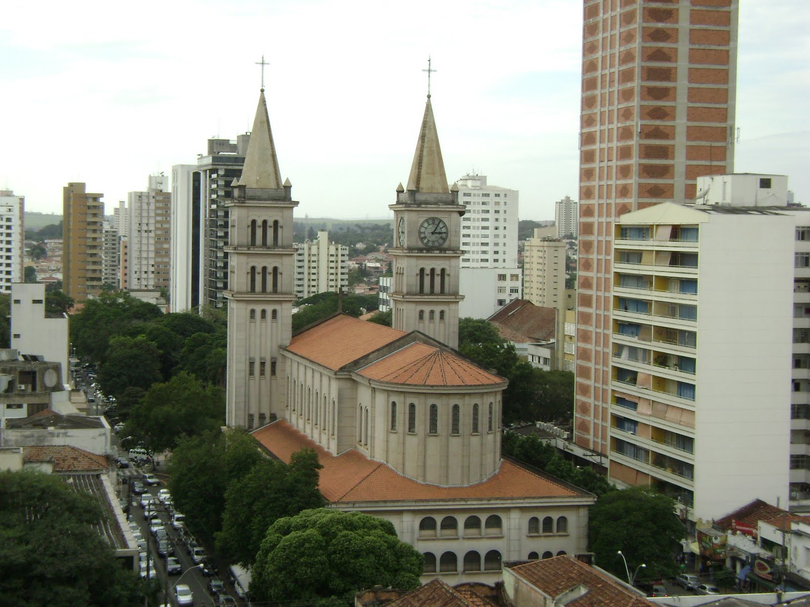 Homem rouba mulher dentro de igreja em Piracicaba