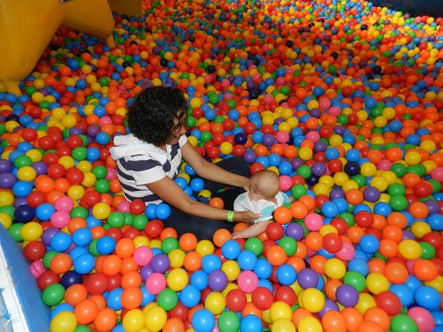 Crianças do Espaço Pipa brincam no Mar de Bolinhas em Piracicaba