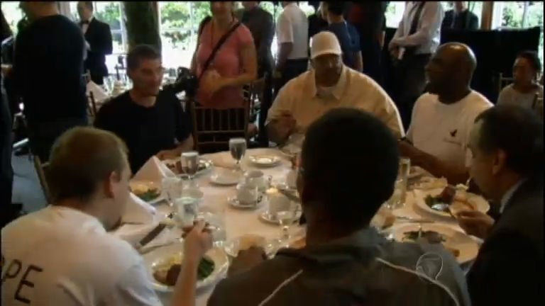 Milionário paga almoço para moradores de rua em restaurante famoso de NY