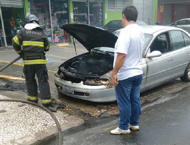 Motorista ouve barulho e carro começa a pegar fogo em avenida de Piracicaba