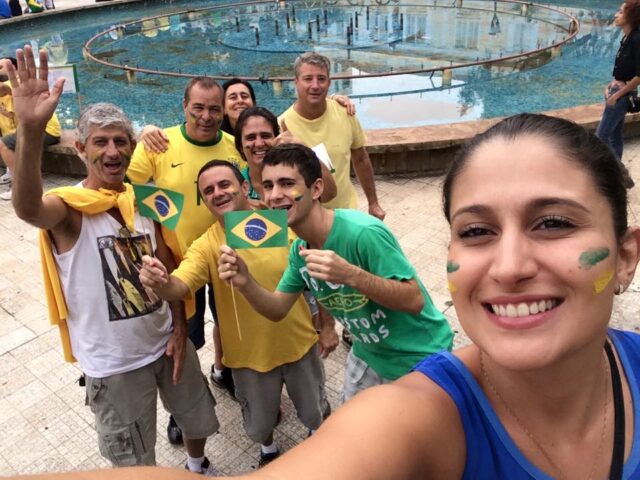 Caroll Savino foi a primeira a postar no facebook a foto dela de cara pintada com os amigos. O grupo aderiu ao pedido dos organizadores e vestiu as cores da bandeira nacional. - Foto: Reprodução / Facebook