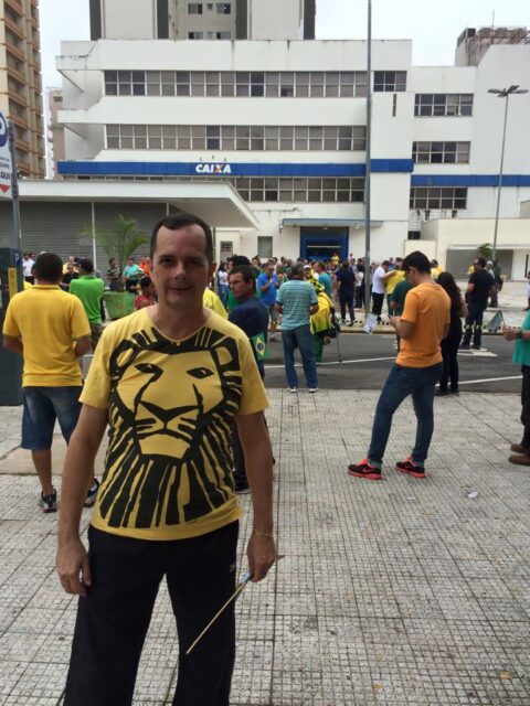 Roberto Santarcangelo também postou a sua foto. Ao fundo é possível ver um grupo de pessoas em frente ao Poupa Tempo aguardando a saída da caminhada. - Foto: Reprodução / Face book