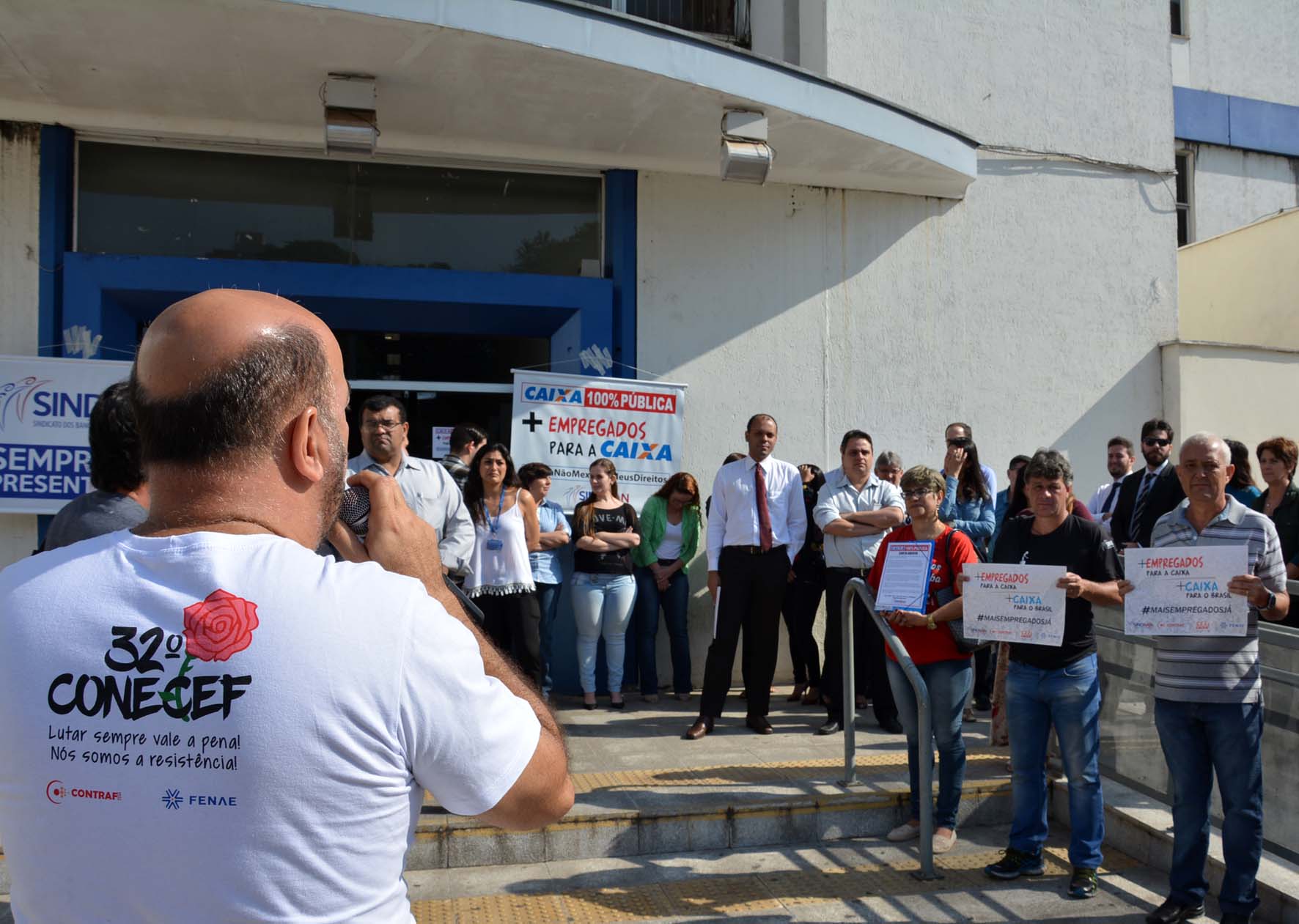 Funcionários da Caixa de Piracicaba fazem protesto contra retirada de direitos