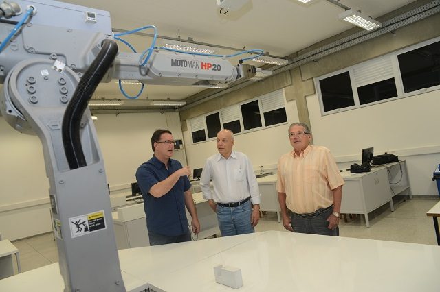 Os professores Luiz Camolesi Jr., Renato Soliani e Antônio Copatto em visita ao Laboratório de Robótica, uma das estruturas que garantirão retaguarda ao novo curso - Foto: Divulgação