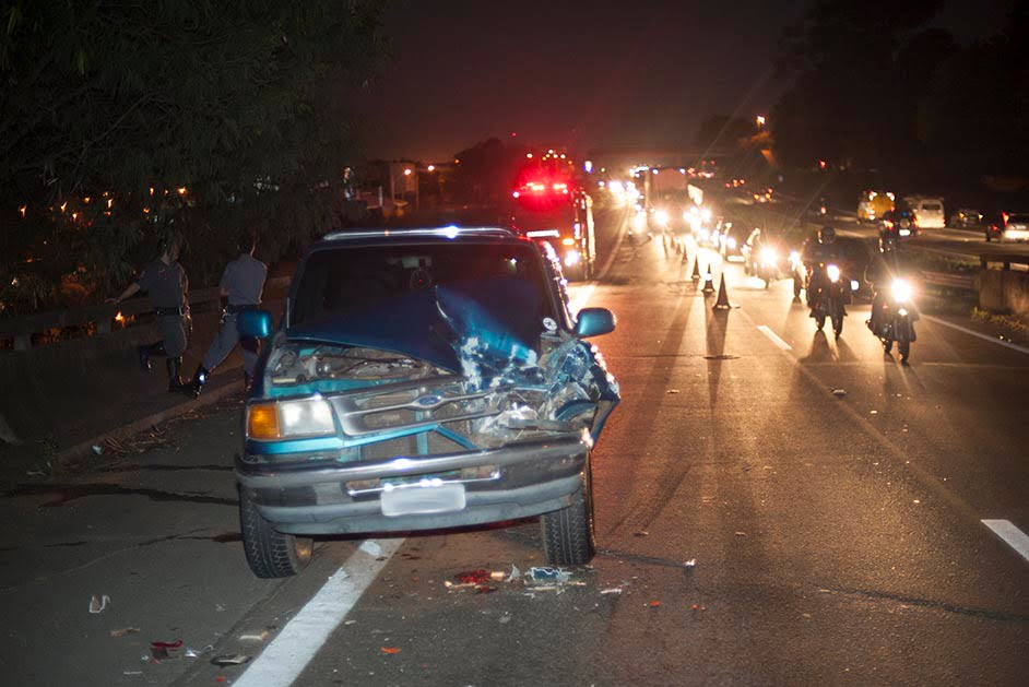 Caminhões e uma caminhonete provocam engavetamento na Luiz de Queiroz