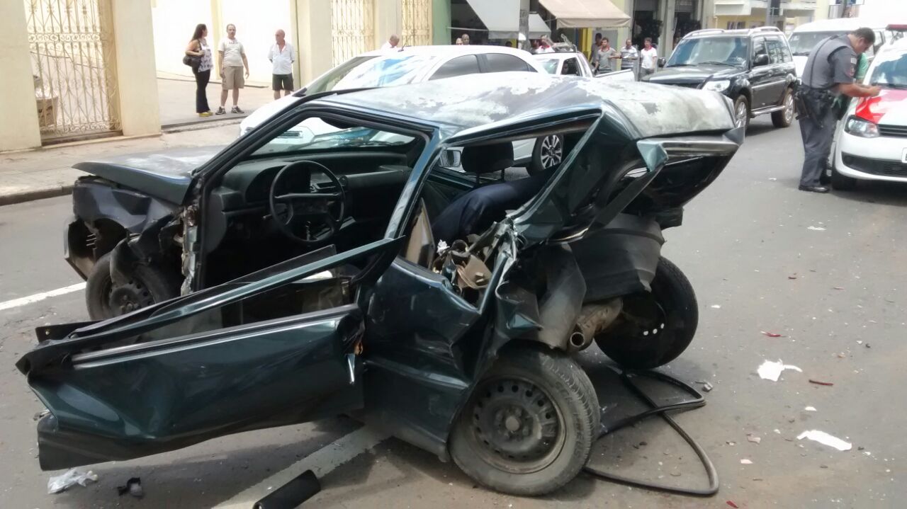 Grave engavetamento na Avenida Rui Barbosa, em Piracicaba, deixa um ferido
