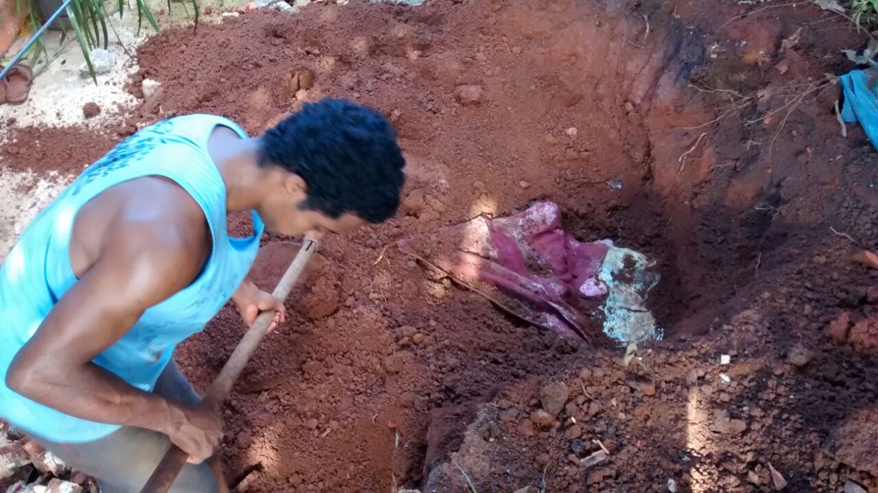 Com ajuda do amante, mulher mata homem e enterra no quintal