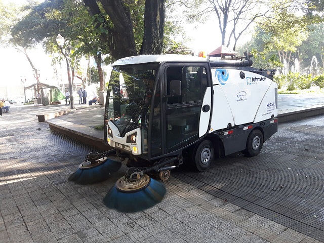 Varredeira mecanizada agiliza a limpeza de áreas verdes de Piracicaba
