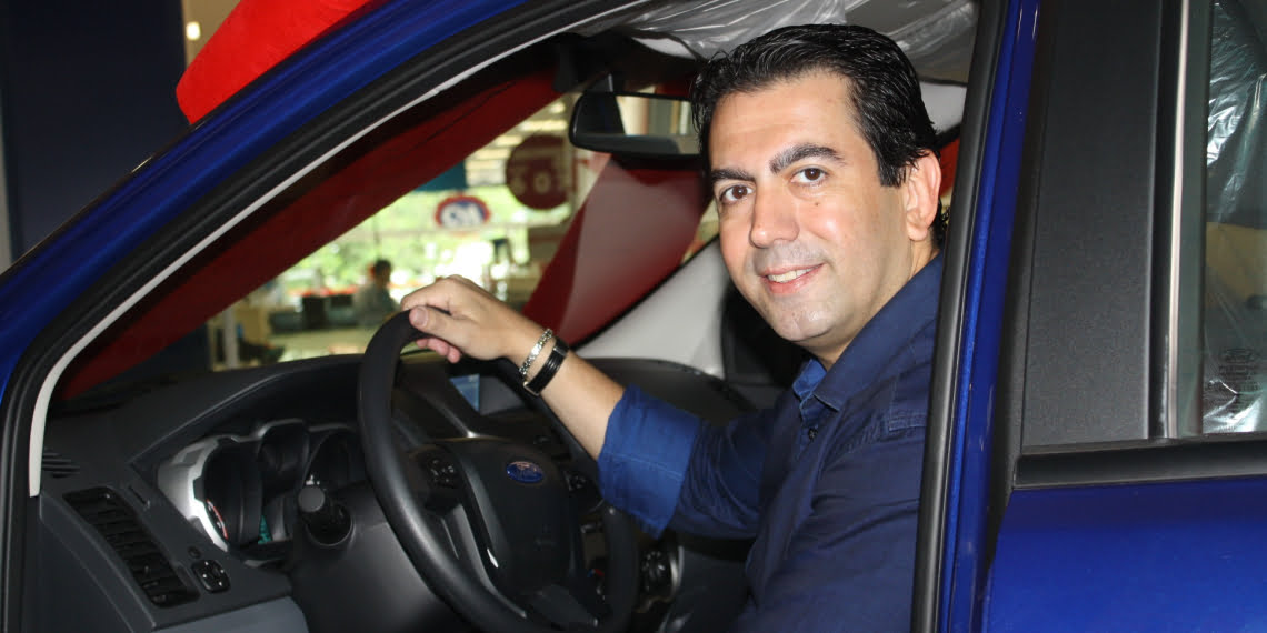 MÃ©dico pousa para foto jÃ¡ dentro da sua Ford Ranger - Foto: DivulgaÃ§Ã£o