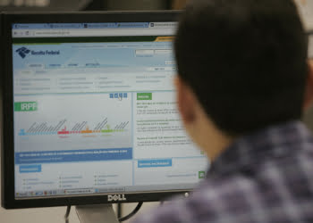 A partir do dia 15 serÃ¡ possÃ­vel consultar quem caiu na malha fina - Foto: Arquivo