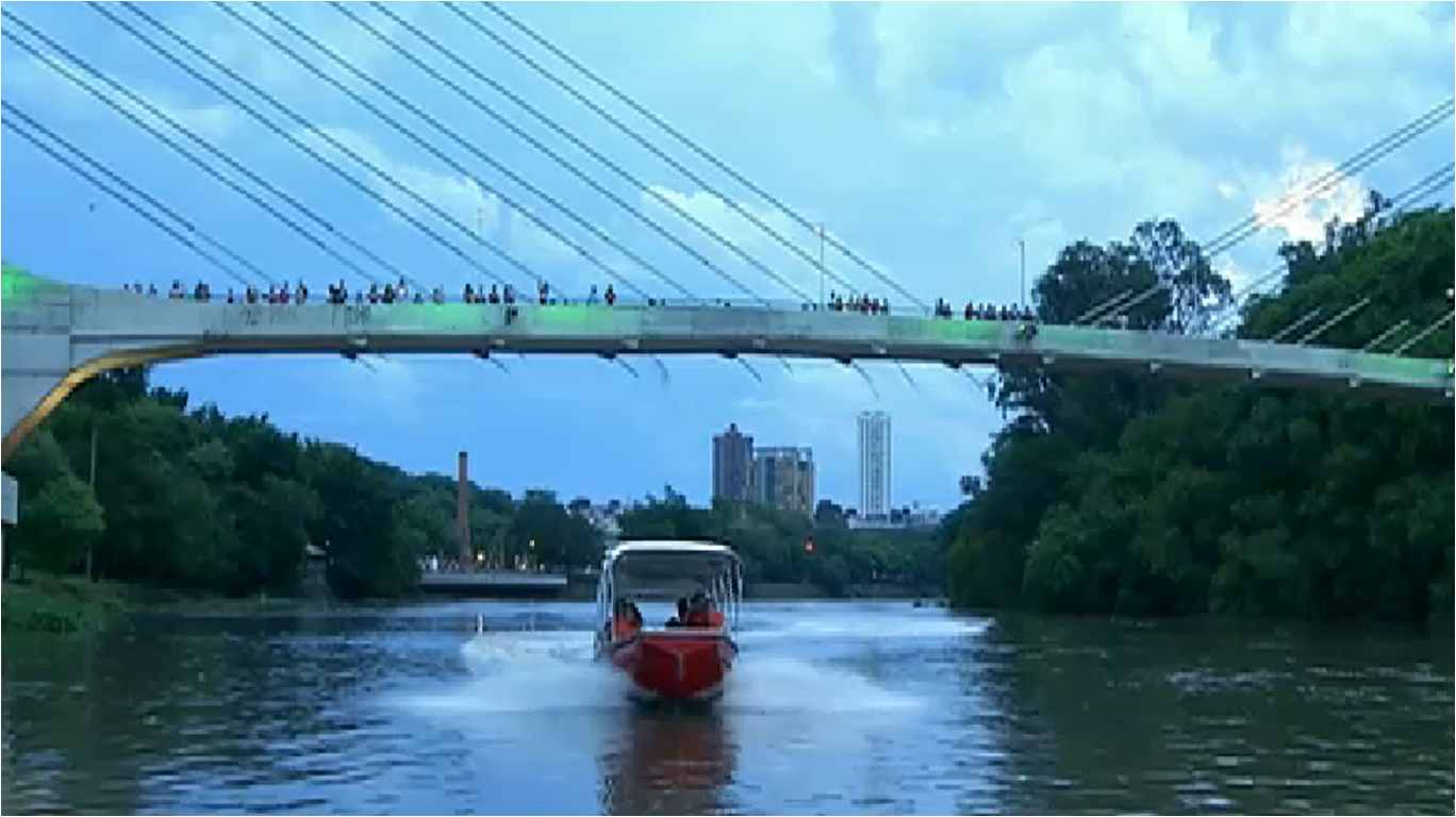 Com Rio Piracicaba cheio, turistas lotam a rua do porto no natal
