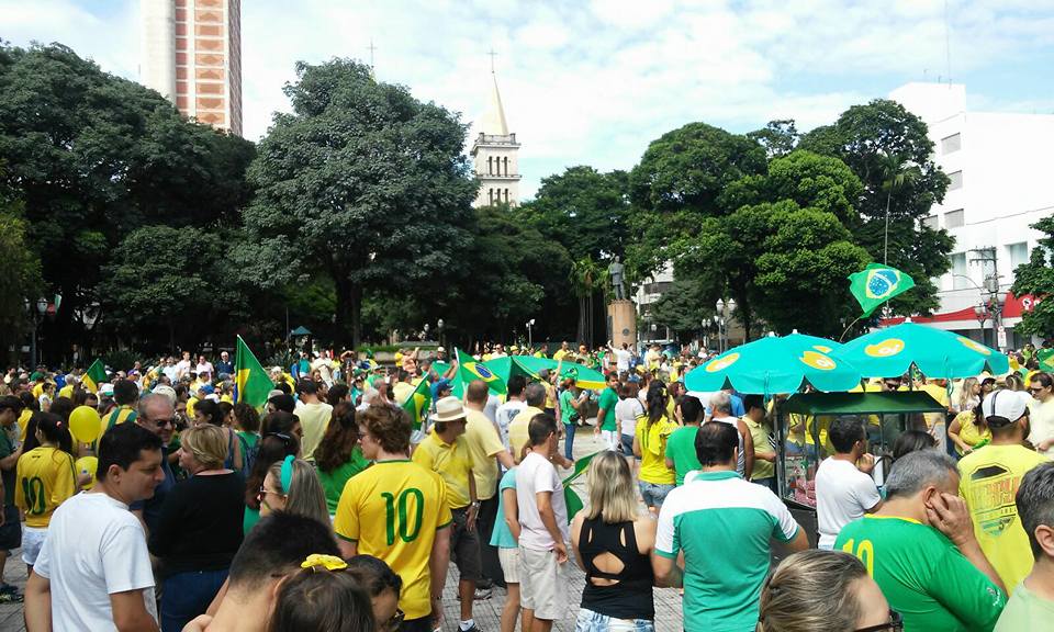 Prefeito de Piracicaba e outras 1,5 mil pessoas protestam em Piracicaba